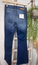 Load image into Gallery viewer, Iliana Light Wash Stretchy Flare Jeans