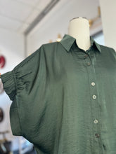 Load image into Gallery viewer, Zadi Short Sleeve Buttoned Top