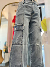 Load image into Gallery viewer, Sondra Wide Leg Light Wash Denim Cargo Jeans