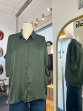 Load image into Gallery viewer, Zadi Short Sleeve Buttoned Top