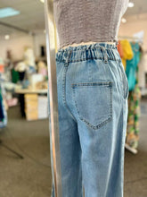 Load image into Gallery viewer, Violeta Medium Wash Flared Stretchy High Rise Jeans