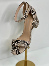 Load image into Gallery viewer, Paulina Sleek Appeal Chunky Heel