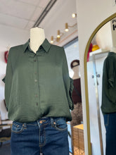 Load image into Gallery viewer, Zadi Short Sleeve Buttoned Top