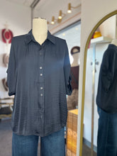 Load image into Gallery viewer, Zadi Short Sleeve Buttoned Top