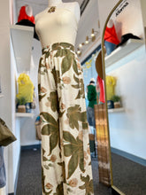 Load image into Gallery viewer, Tiffany Multifloral Fresh Flowy Pants