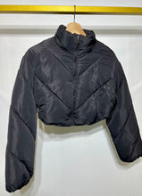 Load image into Gallery viewer, Gracia Black Puffer Cropped Jacket