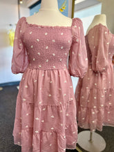 Load image into Gallery viewer, Allyson Mauve Flower Stretchy Midi Dress